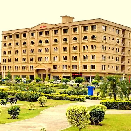 Executive 3 Bedrooms Apartment In Bahria Town ราวัลปินดี ภายนอก รูปภาพ
